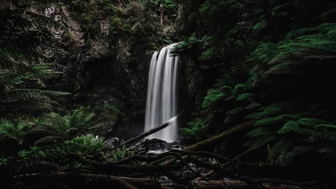 Die Wanderung zum versteckten 25-Meter-Wasserfall in Jorox