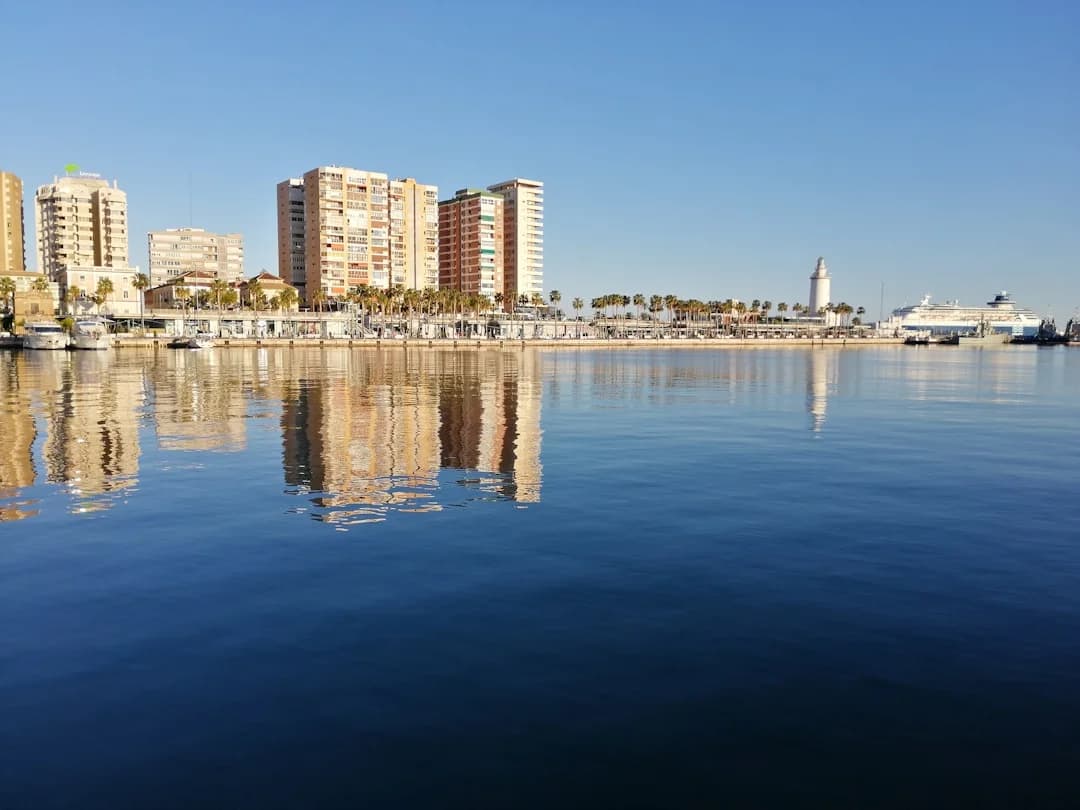Sonne, Hitze und Menschenmassen: Málagas Hafen heizt sich für die Feiertage auf