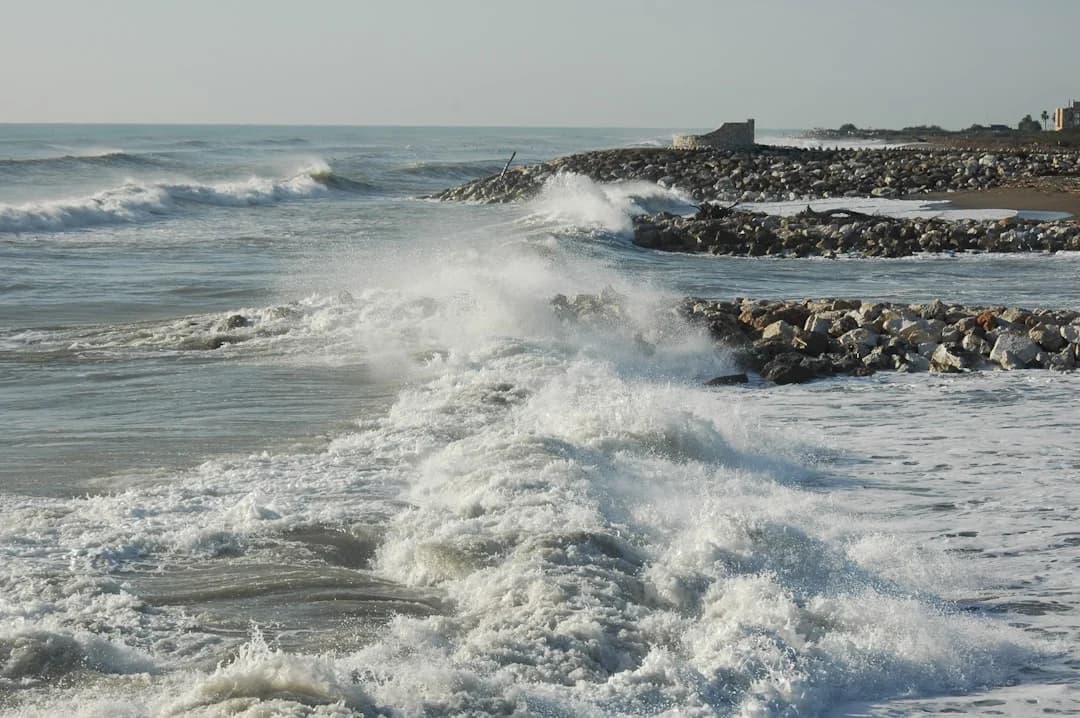 Weather & Water: Coastal Wind Warnings and Reservoir Updates in Malaga