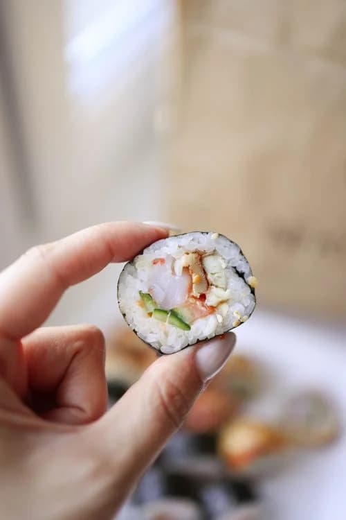 Sushi Bom: Virales Sushi zum Mit-den-Händen-Essen eröffnet in Málaga